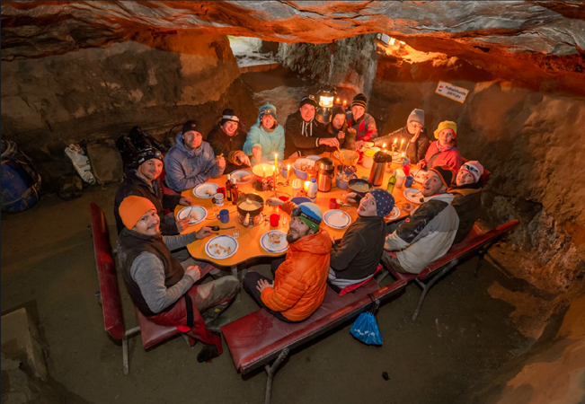 Cenar en una cueva