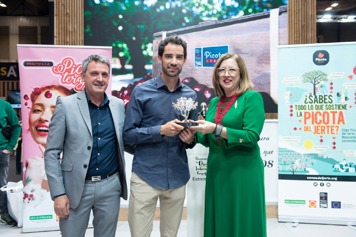 El bicampeón del mundo de marcha Álvaro Martín recibe el Premio a la Excelencia Picota del Jerte 2024